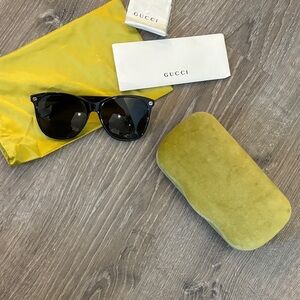 Gucci Black Sunglasses with bright velvet case and bag